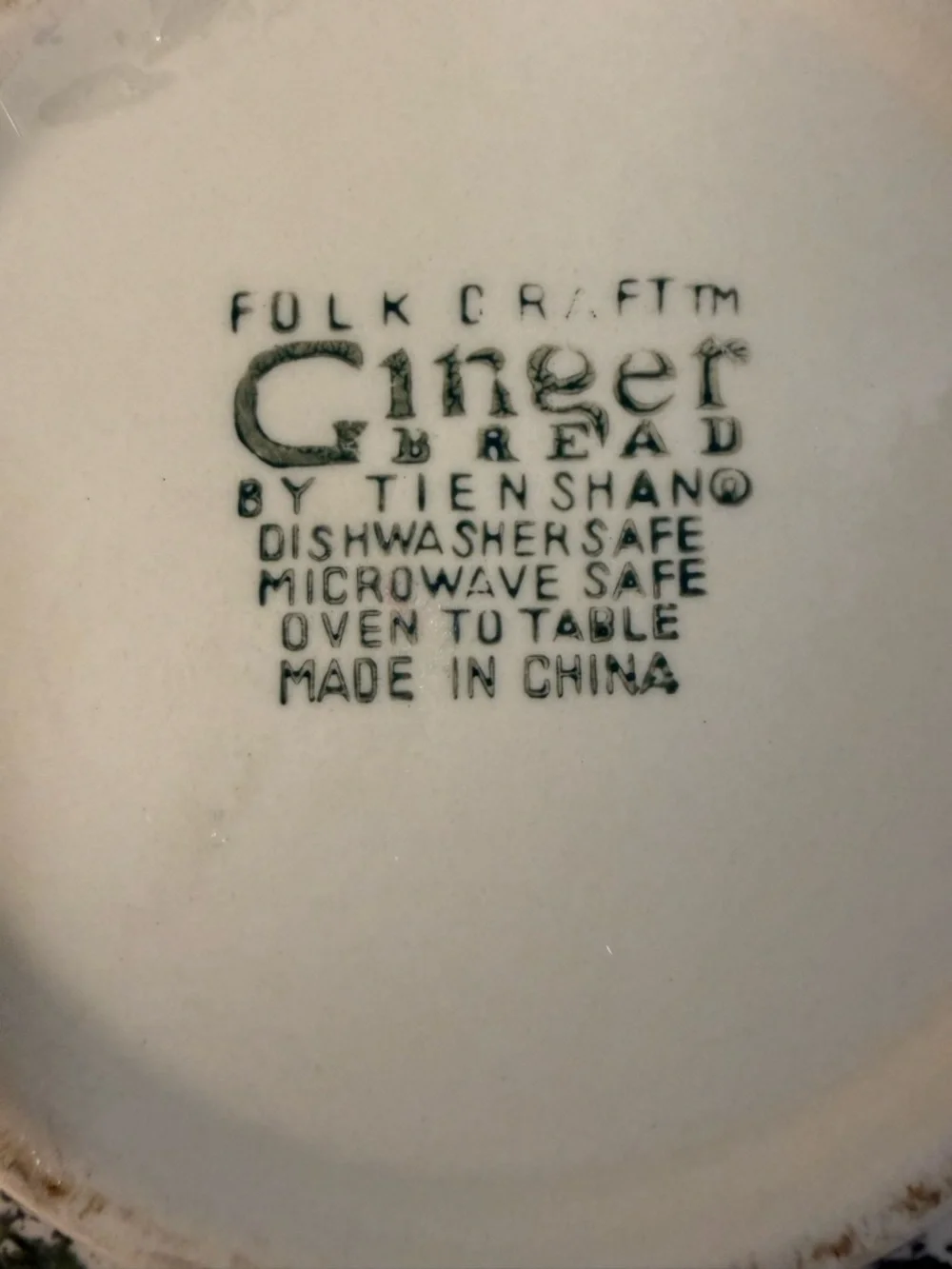 Folkcraft Tienshan Round Covered 2qt Casserole Ceramic Dish Gingerbread Holiday